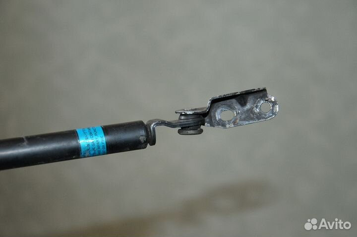 Амортизатор двери багажника (правый) Starlet EP85