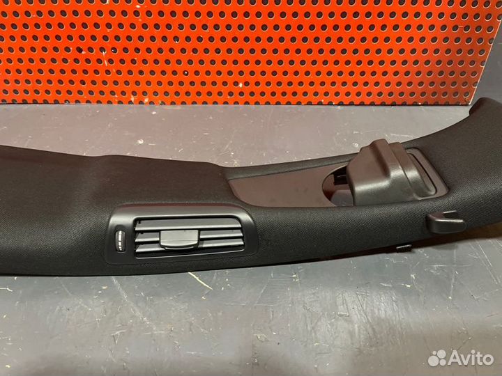 Обшивка стойки центральной правой Mercedes-Benz