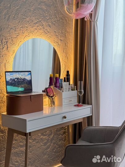 Модель на наращивание волос