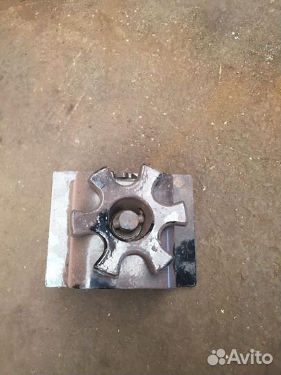 Крепление контейнера (фитинг)