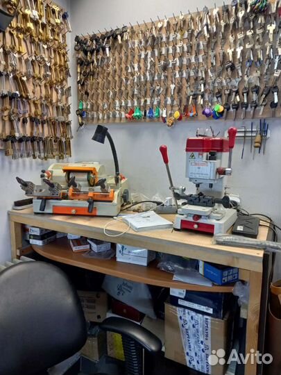 Ремонт чемоданов И сумок, изготовление ключей