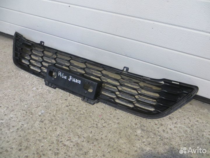 Toyota Hilux с 2018) Решетка в бампер центральная