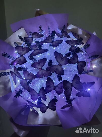 Светящийся букет из бабочек с лавандой