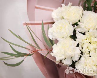 Букет из 15 белых гвоздик в стильной упаковке