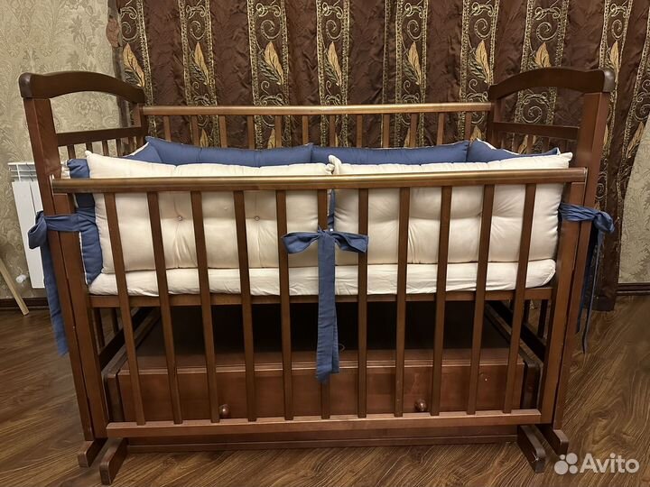 Детская кроватка с маятником и ящиком