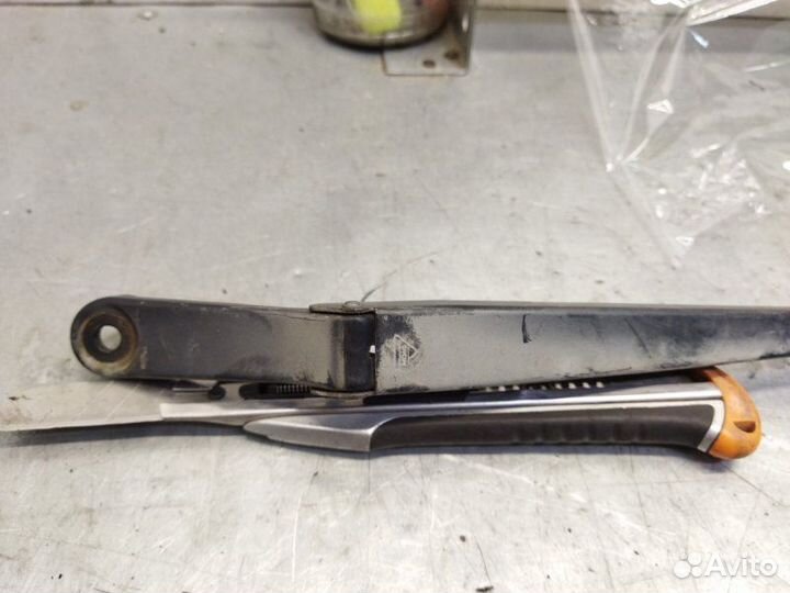 Поводок стеклоочистителя передний левый Suzuki