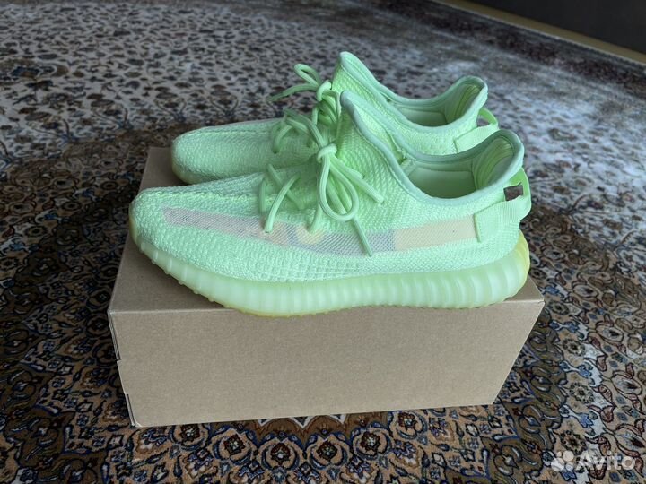 Кроссовки Yeezy Boost 350 v2 Glow