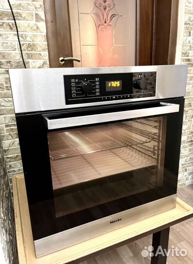 Духовка премиум класса Miele CleanSteel