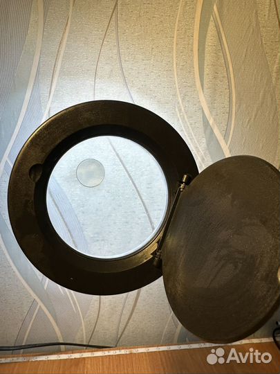 Лампа настольная с лупой