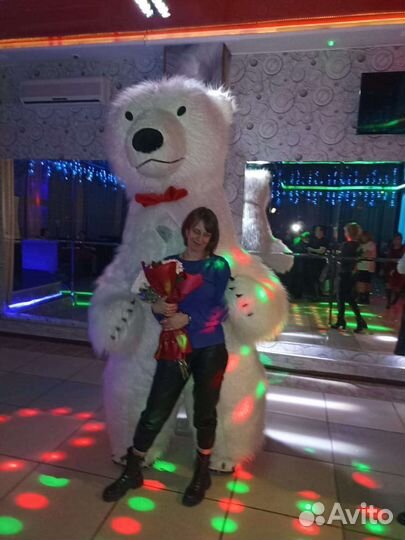 Белый мишка с поздравлением