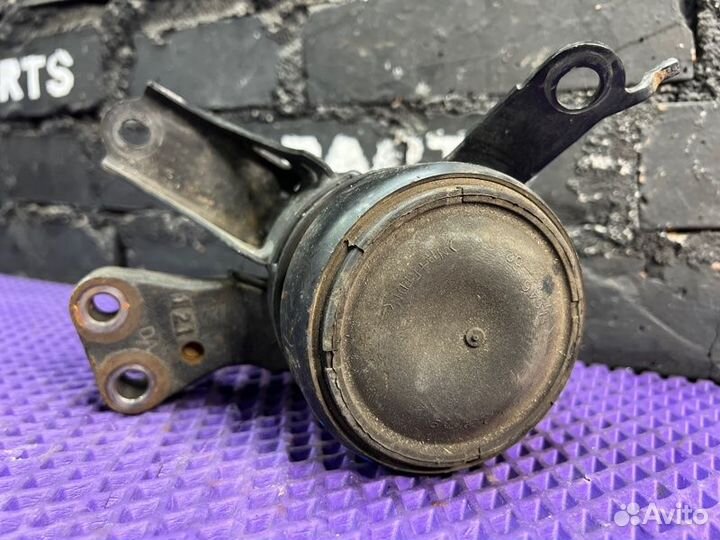 Подушка двигателя правая Toyota Ractis