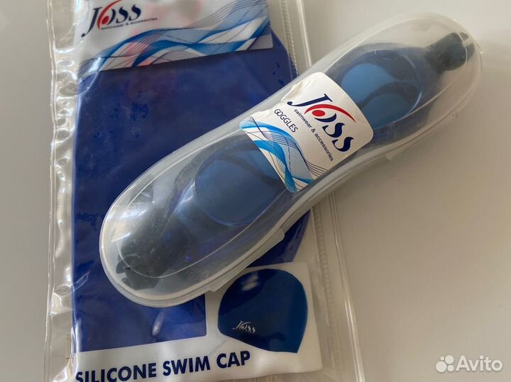 Очки и шапочка для плавания
