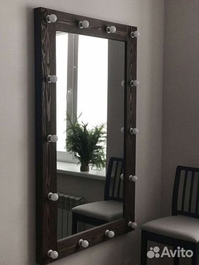 Гримерное зеркало с лампами