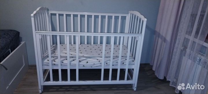 Детская кроватка с продольным маятником