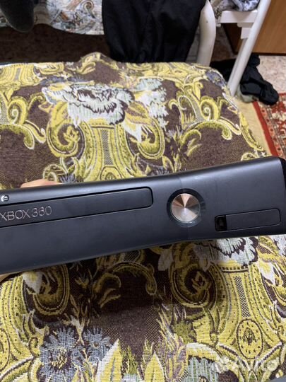 Продаю xbox 360 slim прошитая