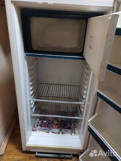 Старенький холодильник snaige-126