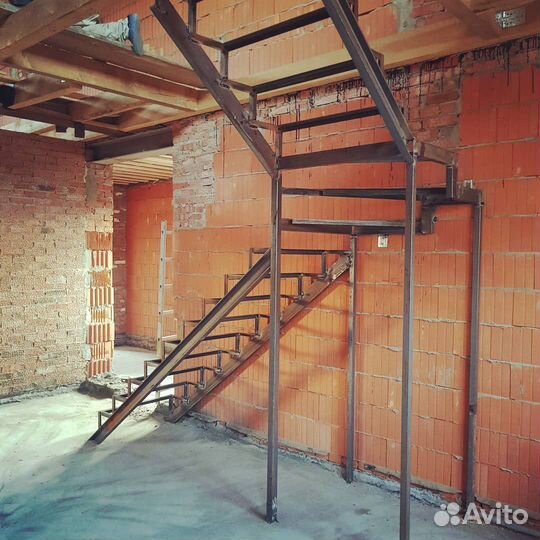 Лестница из металлокаркаса