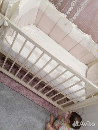 Детская кроватка с маятником