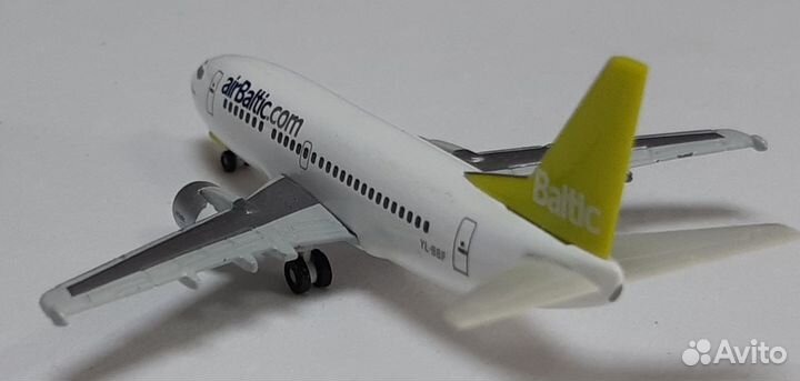 Модель самолета Boeing 737-548 AirBaltic 1:500