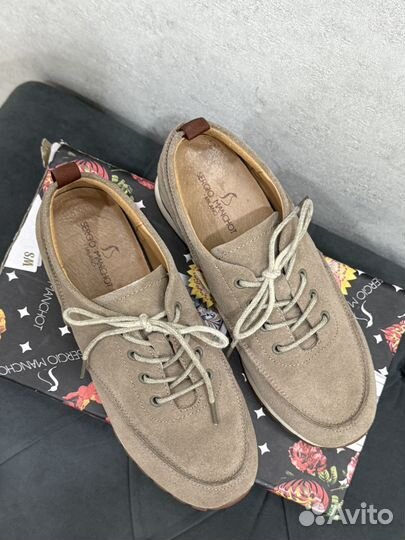 Кроссовки женские