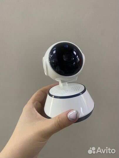 Поворотная Wi-Fi камера 720P с записью на карту, M