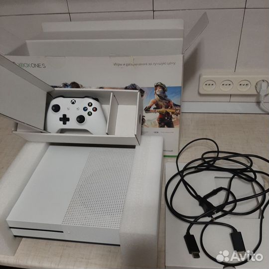 Xbox ONE S 1тб. (состояние нового )