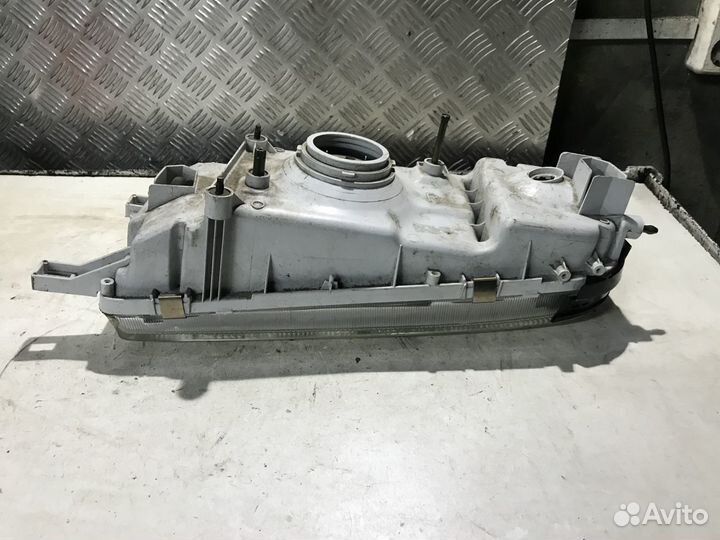 Фара правая Nissan Gloria PY32