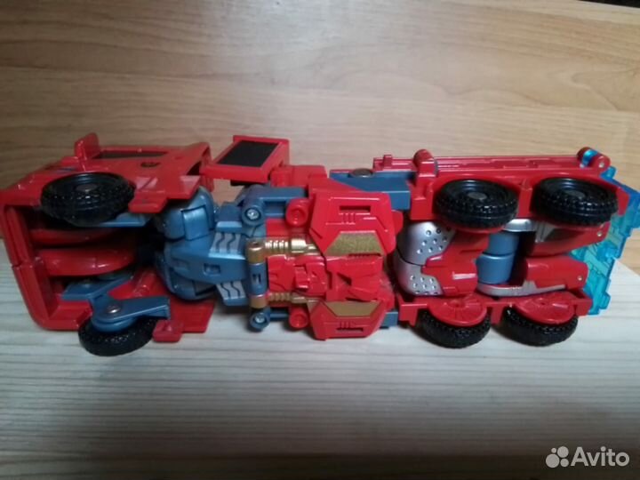 Робот-трансформер и фура из 1990-го года