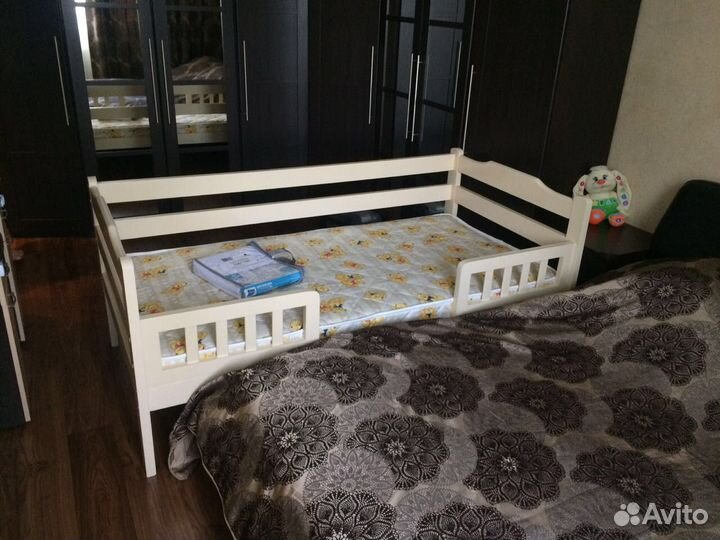 Кроватка детская из массива