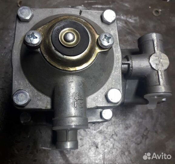 Клапан управления тормозами прицепа