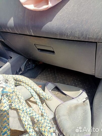 Крышка бардачка nissan tiida C11