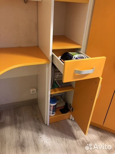 Кровать чердак со столом и шкафом