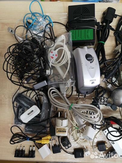 Провода, зарядки, адаптеры, наушники коробкой