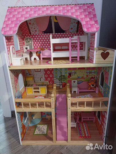 Большой кукольный домик с мебелью