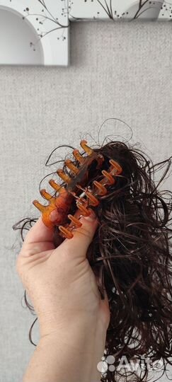 Волосы на заколке