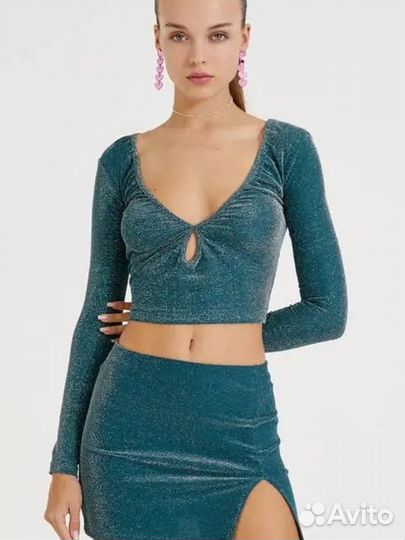 Топ блестящий с вырезом