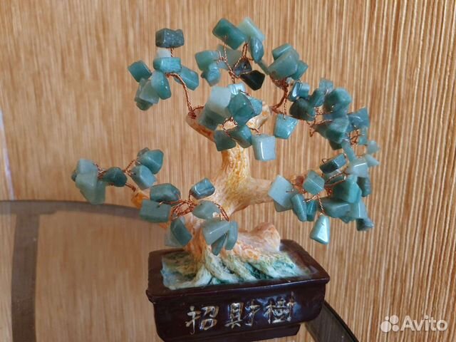 Дерево с натуральным нефритом