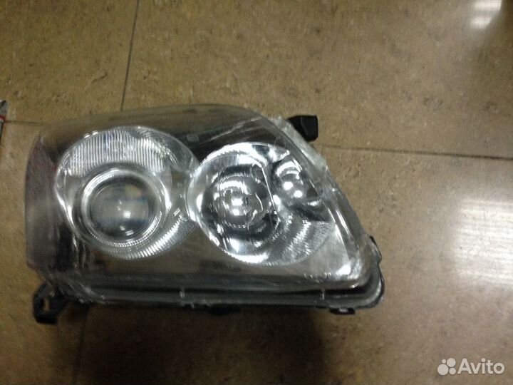 Фара передняя Toyota Avensis