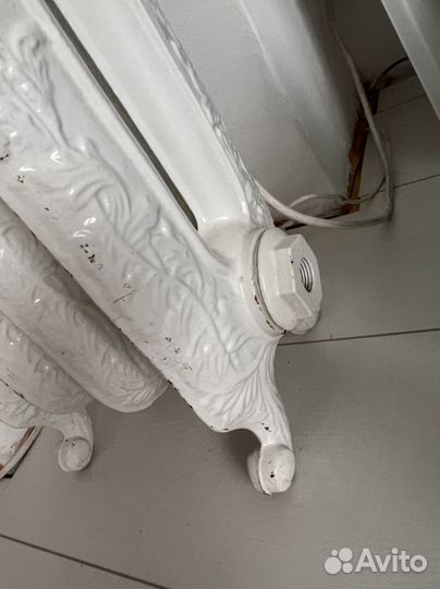 Старинная чугунная батарея