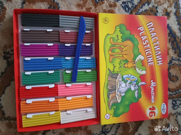 Тетради школьные, пластилин, альбом для рисования