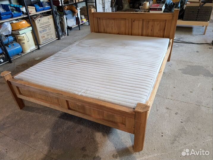 Кровать двухспальная с матрасом