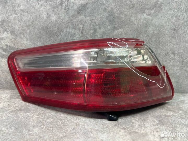 Фонарь задний наружный левый Toyota Camry XV40