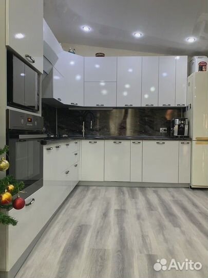 Кухня с глянцевыми фасадами