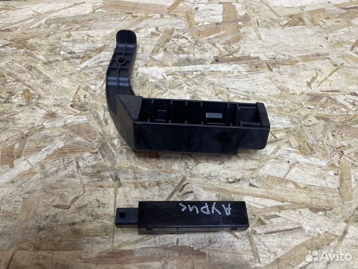 Антенна бесключевого доступа Toyota Auris