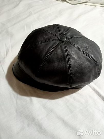 Шапка женская вязаная и мужская кожаная беретка
