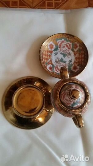 Два блюдца и сахарница