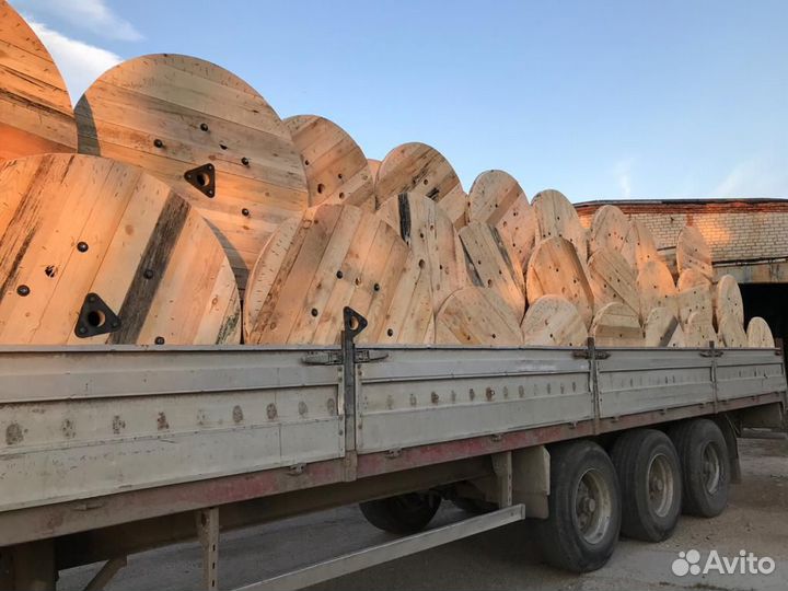 Рабочий на производство кабельных барабанов