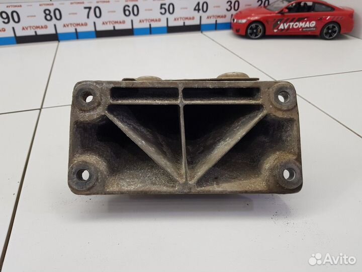 Кронштейн опоры двигателя правый (BMW 5)