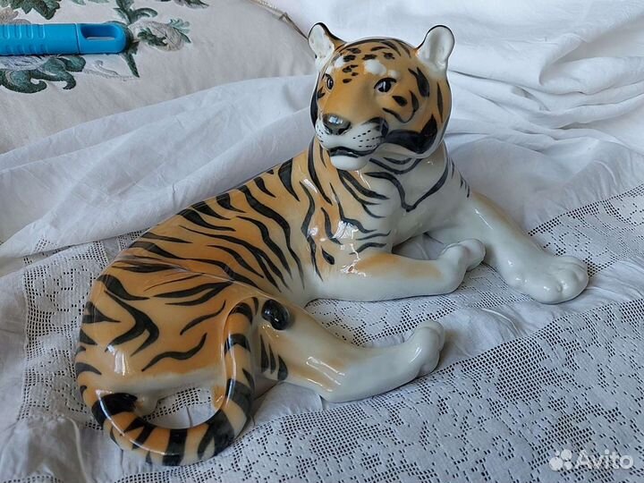 Фарфоровая статуэтка тигр
