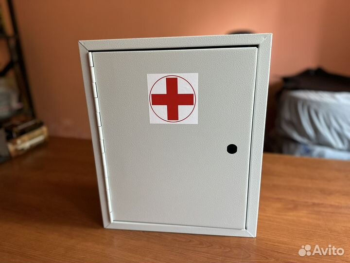 Аптечка металлическая настенная